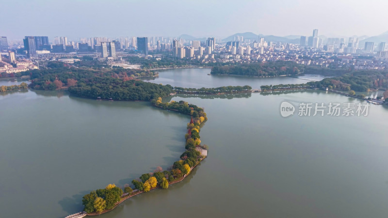 湖中小岛及沿岸风光航拍