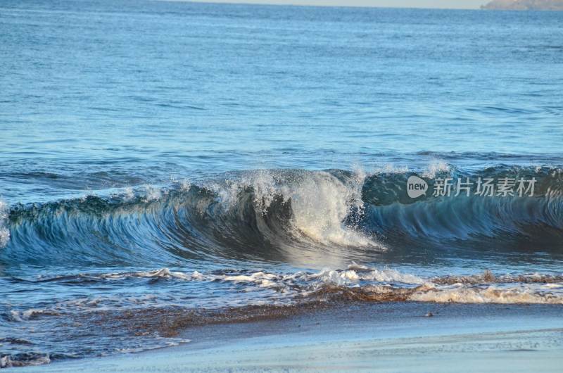 巨浪浪潮汹涌的大海