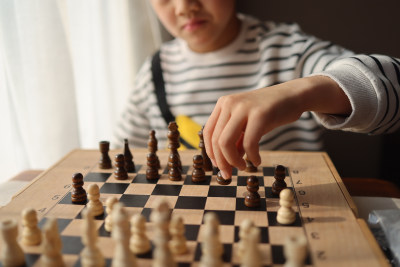 正在下国际象棋的中国小学生