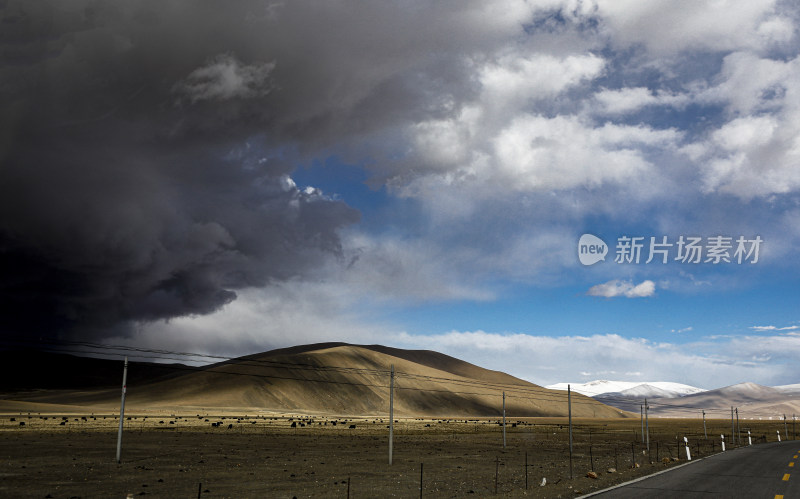 多云天气下的山地旷野自然景观