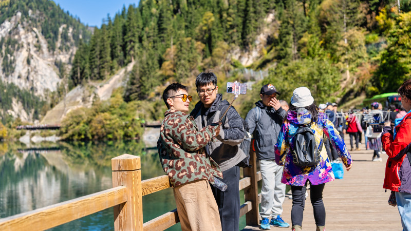 四川九寨沟景区游玩拍照的游客