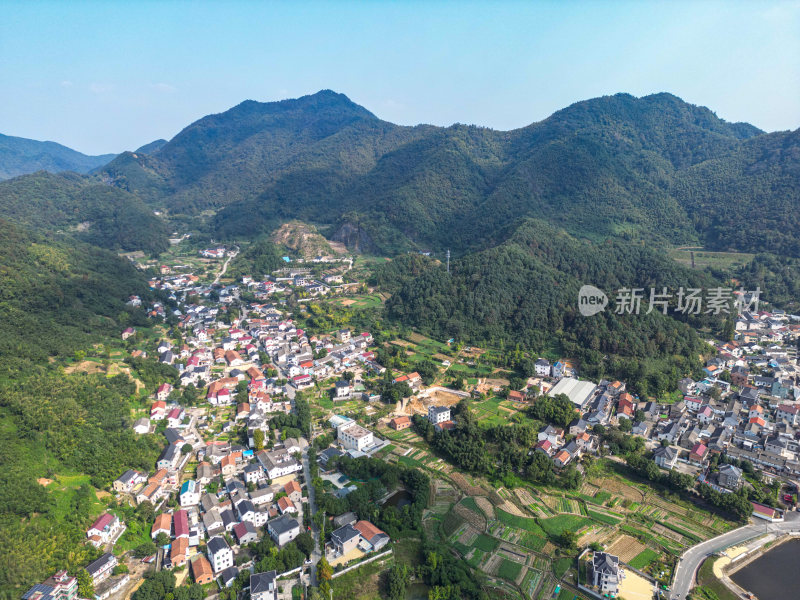 航拍青山乡村稻田风光