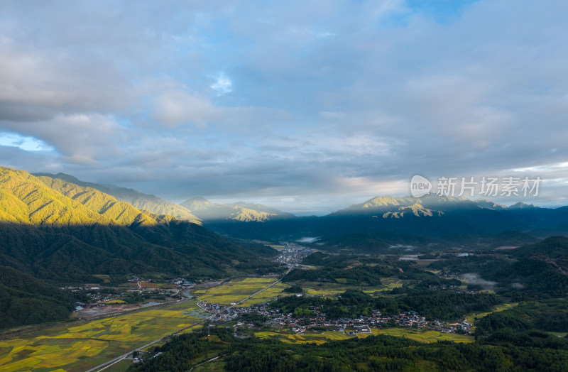 日出山间乡村风景的壮丽航拍全景