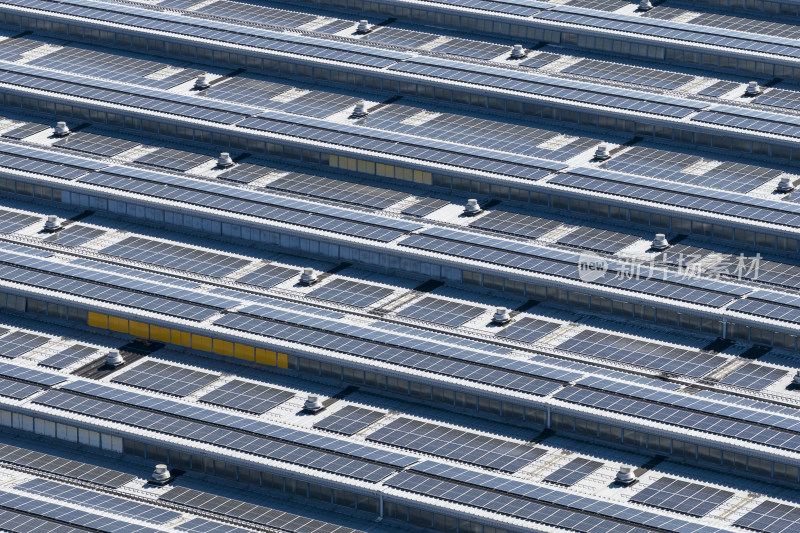 工厂屋顶光伏发电太阳能电池板矩阵