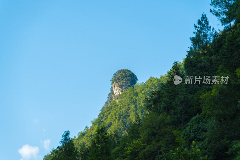 连绵青翠山峦