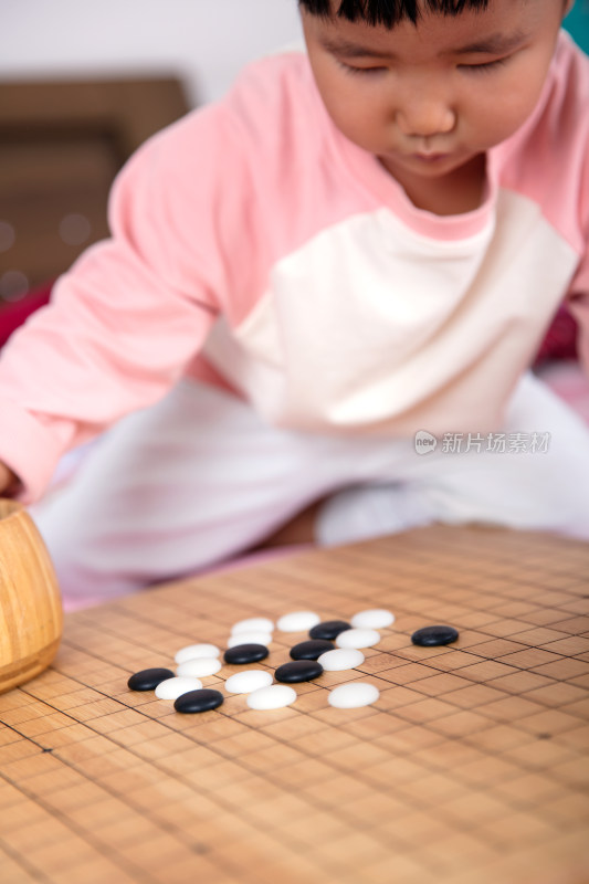 认真下围棋的小女孩