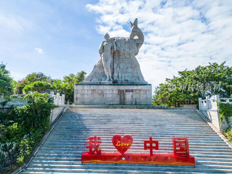 阳光下的海南三亚鹿回头空镜头航拍风景