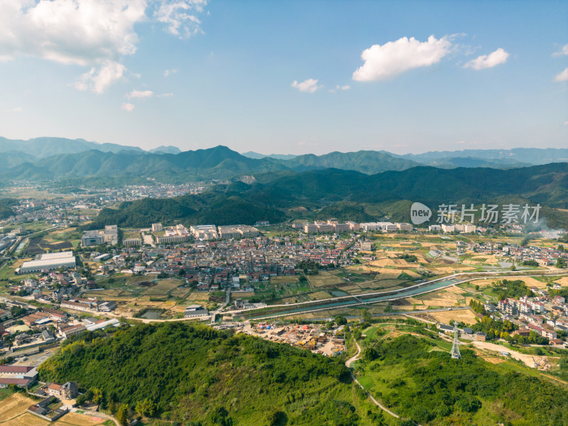 航拍蓝天白云下的青山河流稻田乡村风光