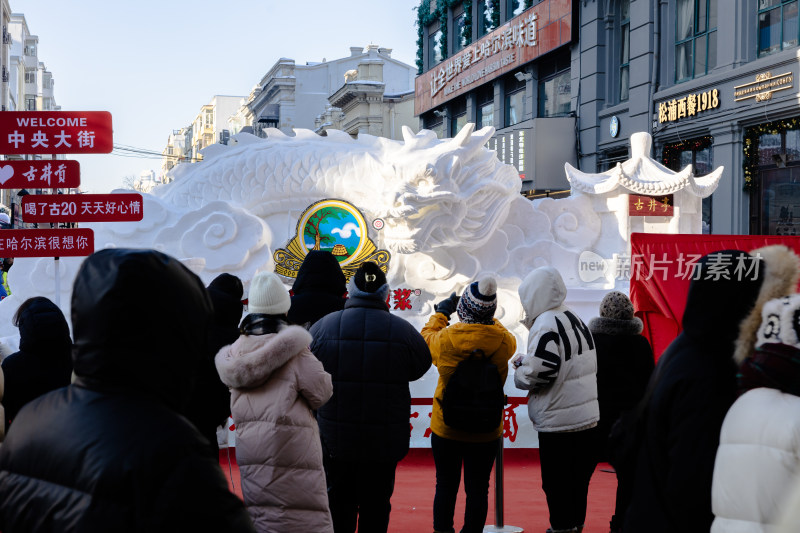 中央大街冬日街头人群聚集场景