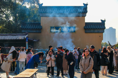 晴朗天空下的南京千年古刹鸡鸣寺