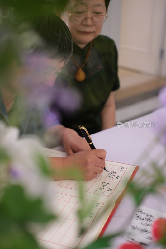 女性书写毛笔字场景