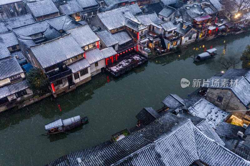 暮色中的古镇雪景