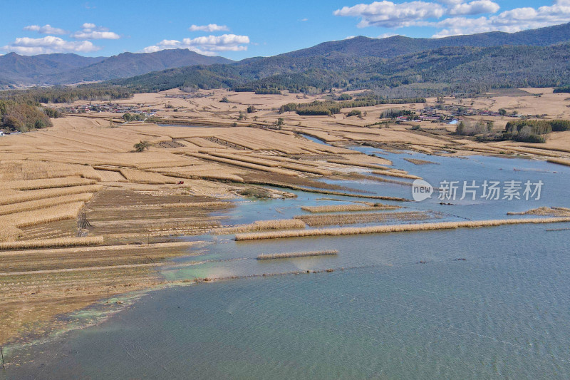 吉林，航拍的松花湖与玉米地