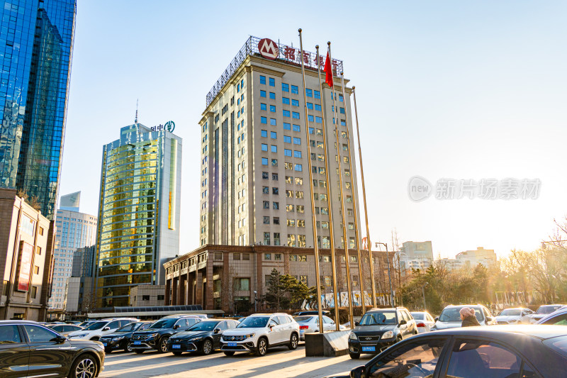 沈阳北站建筑群城市街道车辆穿行的繁忙景象