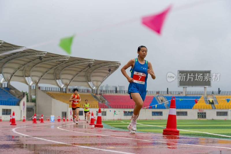 运动场上田径比赛运动员跑步