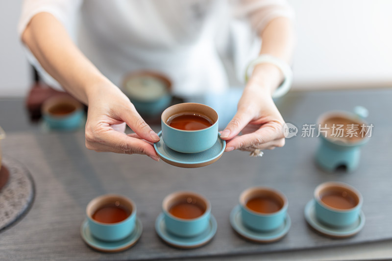 茶师敬茶的特写