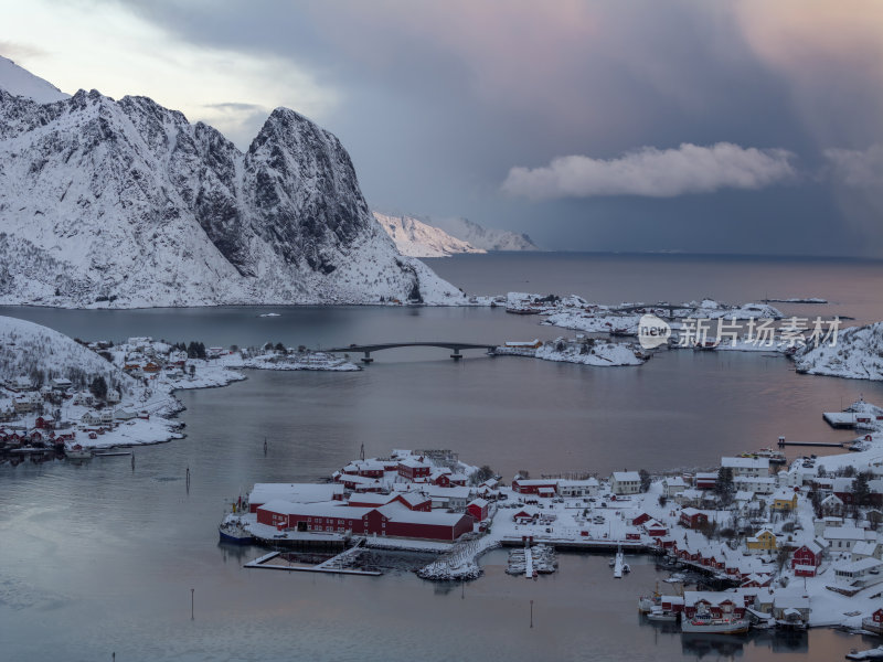 挪威罗弗敦群岛北极圈雷纳冬季雪景高空航拍