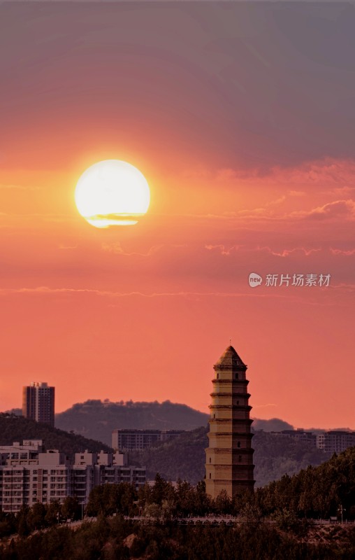 夕阳下延安宝塔山古塔与城市建筑景观