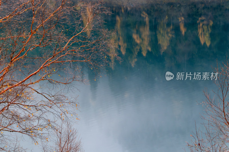 九寨沟秋色，清晨云雾缭绕的长海