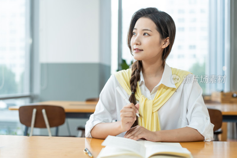 年轻女子在读书