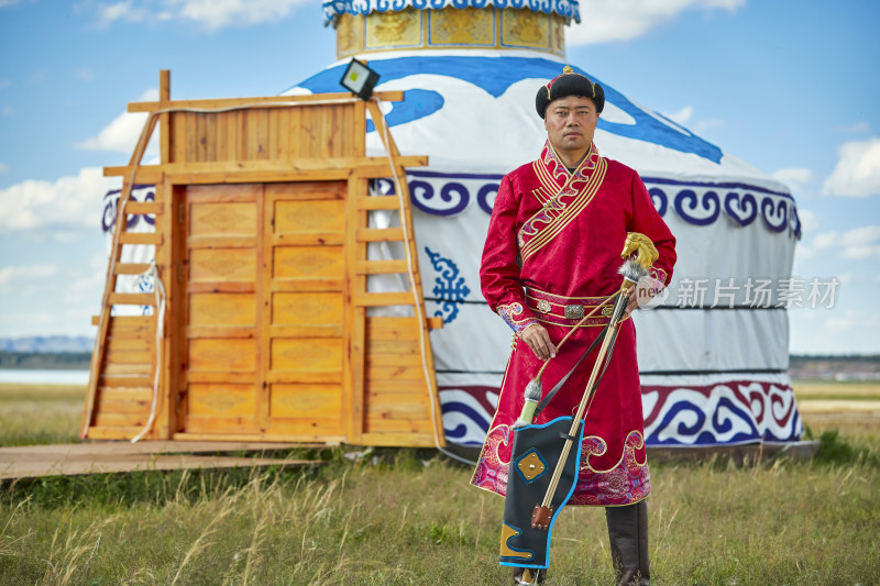 蒙古包前身穿蒙古族饰手持弓箭的蒙族汉子