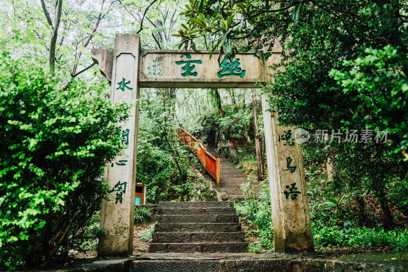 安顺龙宫风景区