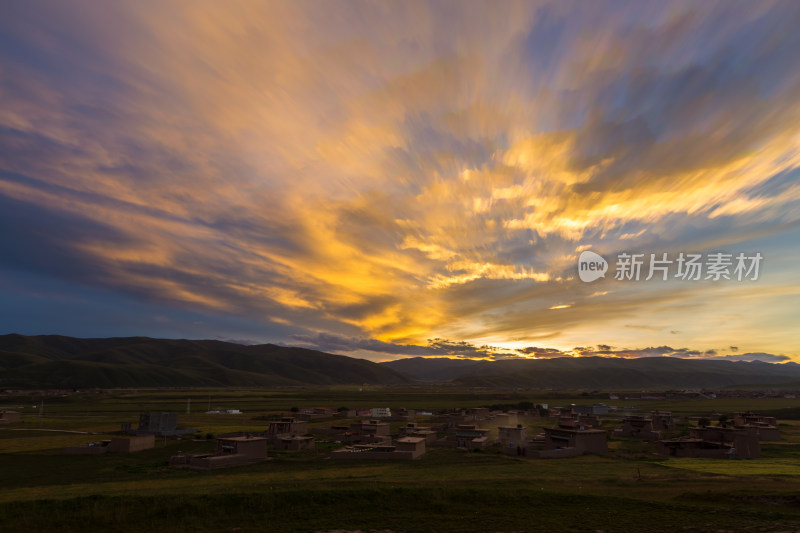 阿坝日落时的民居晚霞壮观天空景色