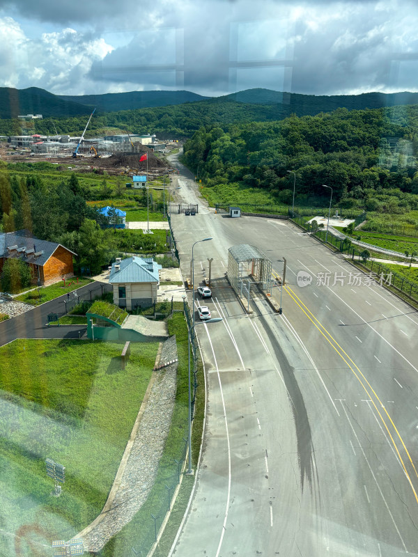 绥芬河中俄边境的公路口岸排队出境的货车