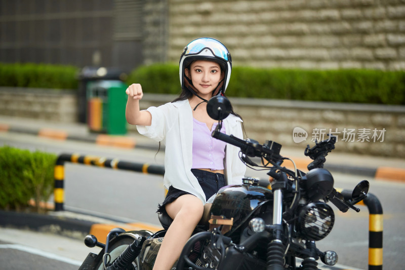 骑复古摩托车的中国少女