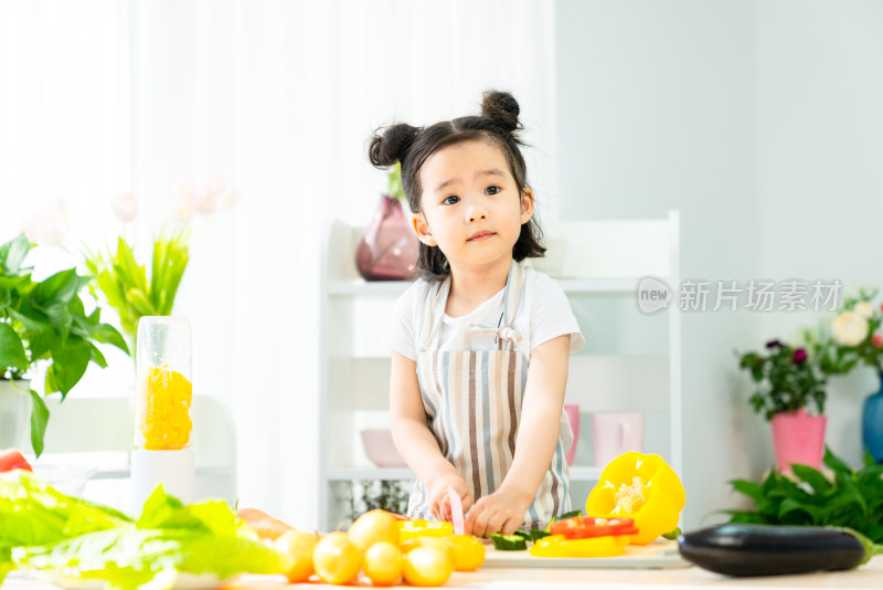 快乐的小女孩在家做饭