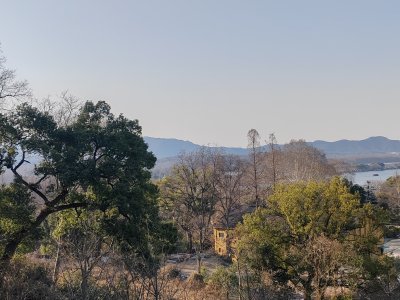 山林间的自然景色与小屋