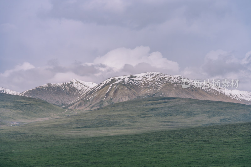 青海省果洛州阿尼玛卿的雪山与草原