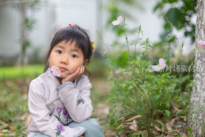 花丛里的漂亮小女孩 赏花看海闻花