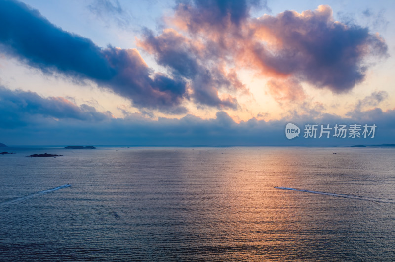 航拍日出时分浪漫的天空映衬下的海景