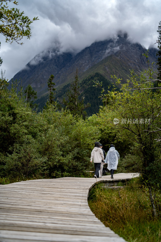 四姑娘雪山旅游的人