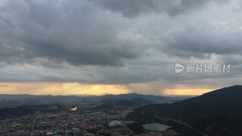 广东东莞：晚霞中的骤雨