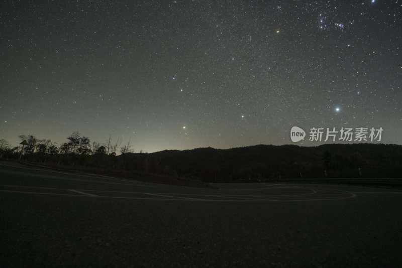 山间公路夜空下的璀璨星空