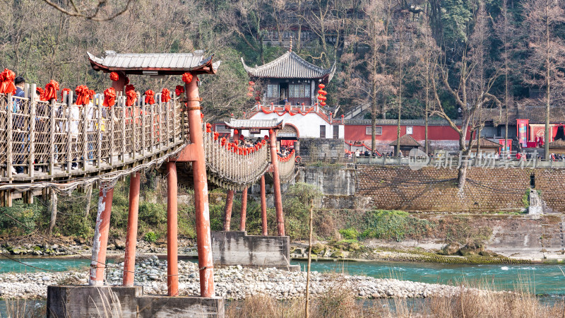 冬天春节四川都江堰景区的安澜桥人行桥