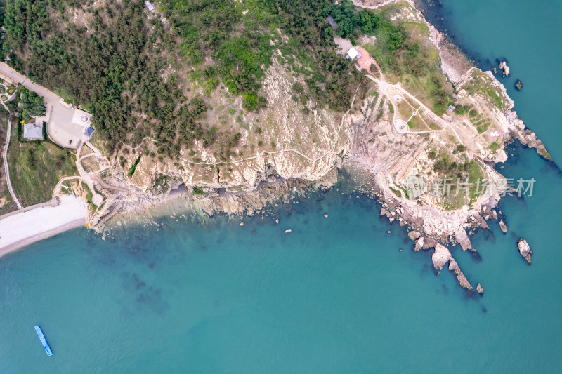 俯拍大海海浪沙滩礁石风景图