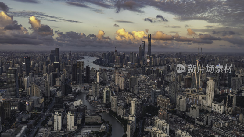 黄昏下的上海城市建筑全景鸟瞰