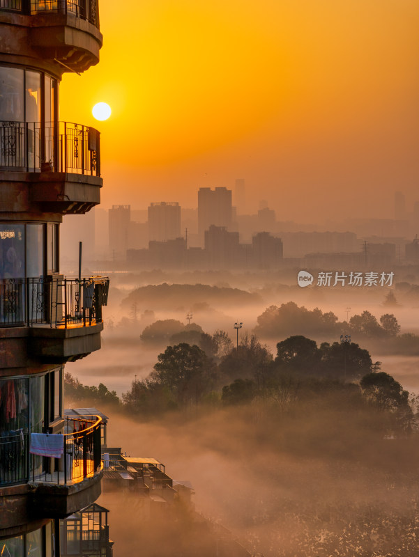 武汉高层住宅阳台处的日出