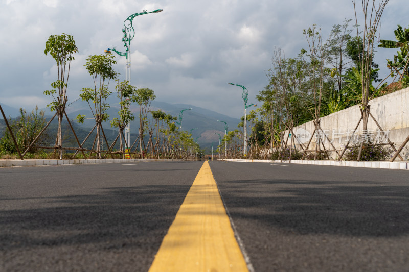 空旷的柏油马路