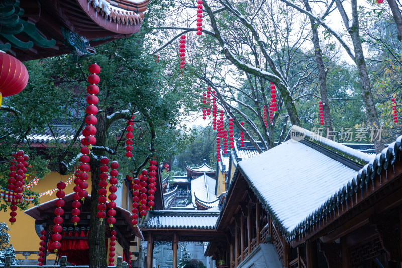 法喜寺吊挂灯笼雪景