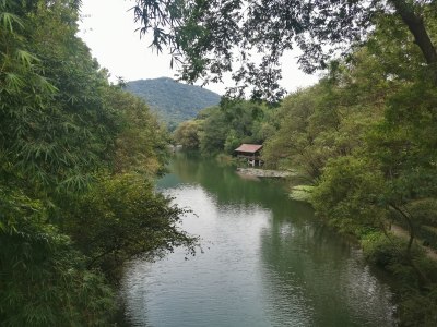 傍晚时分西湖风景名胜区乌龟潭景区的小亭