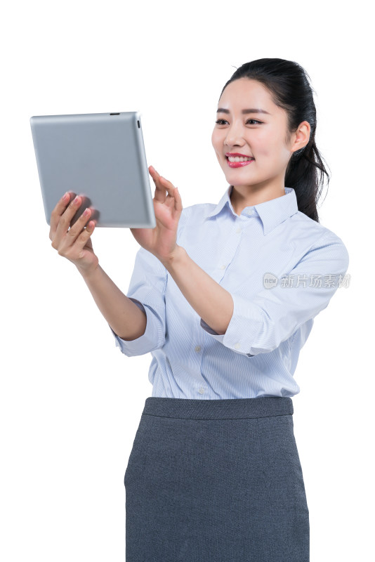 年轻商务女子手拿平板电脑