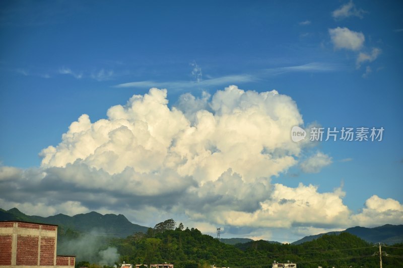 蓝天白云下的青山建筑景观