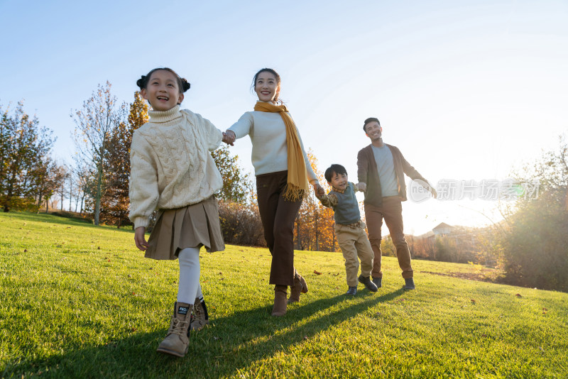 年轻夫妻带着孩子在公园玩耍