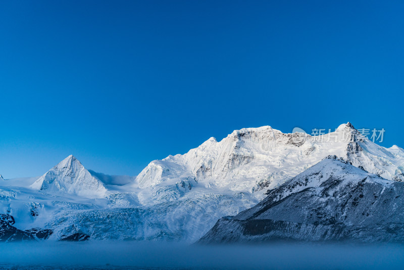 中国西藏那曲市萨普神山雪山与蓝天