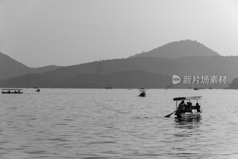 杭州西湖湖上泛舟远景及远山黑白调色照片