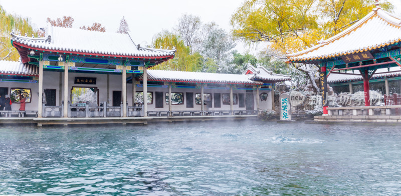 山东济南大明湖趵突泉泉水冬天雾气雪景